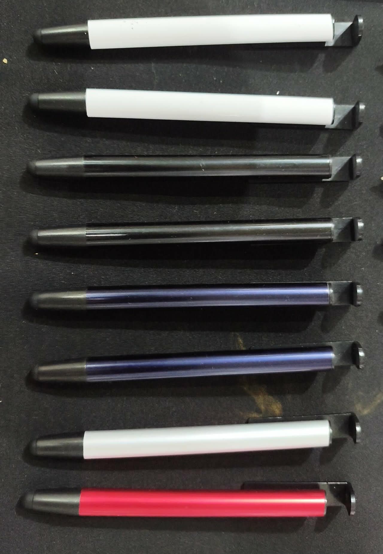Pluma con Stylus, base para celular